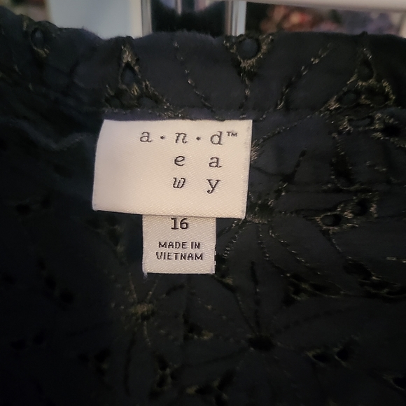 Eyelet shorts - Picture 1 of 2